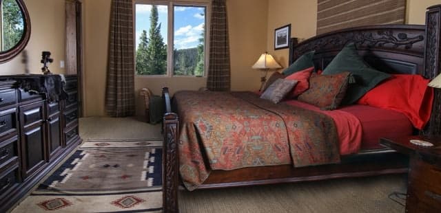 Alpenglow Peaks Lodge