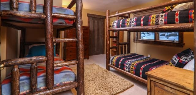 Alpenglow Peaks Lodge