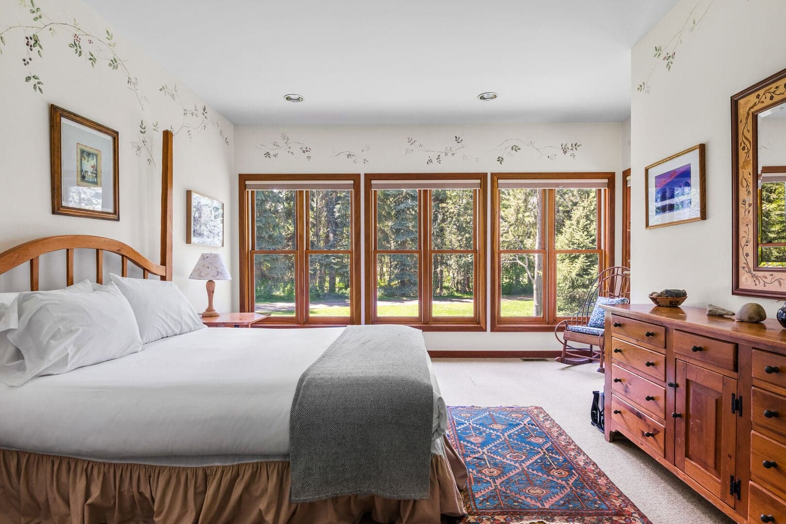 Queen Bedroom (Downstairs)