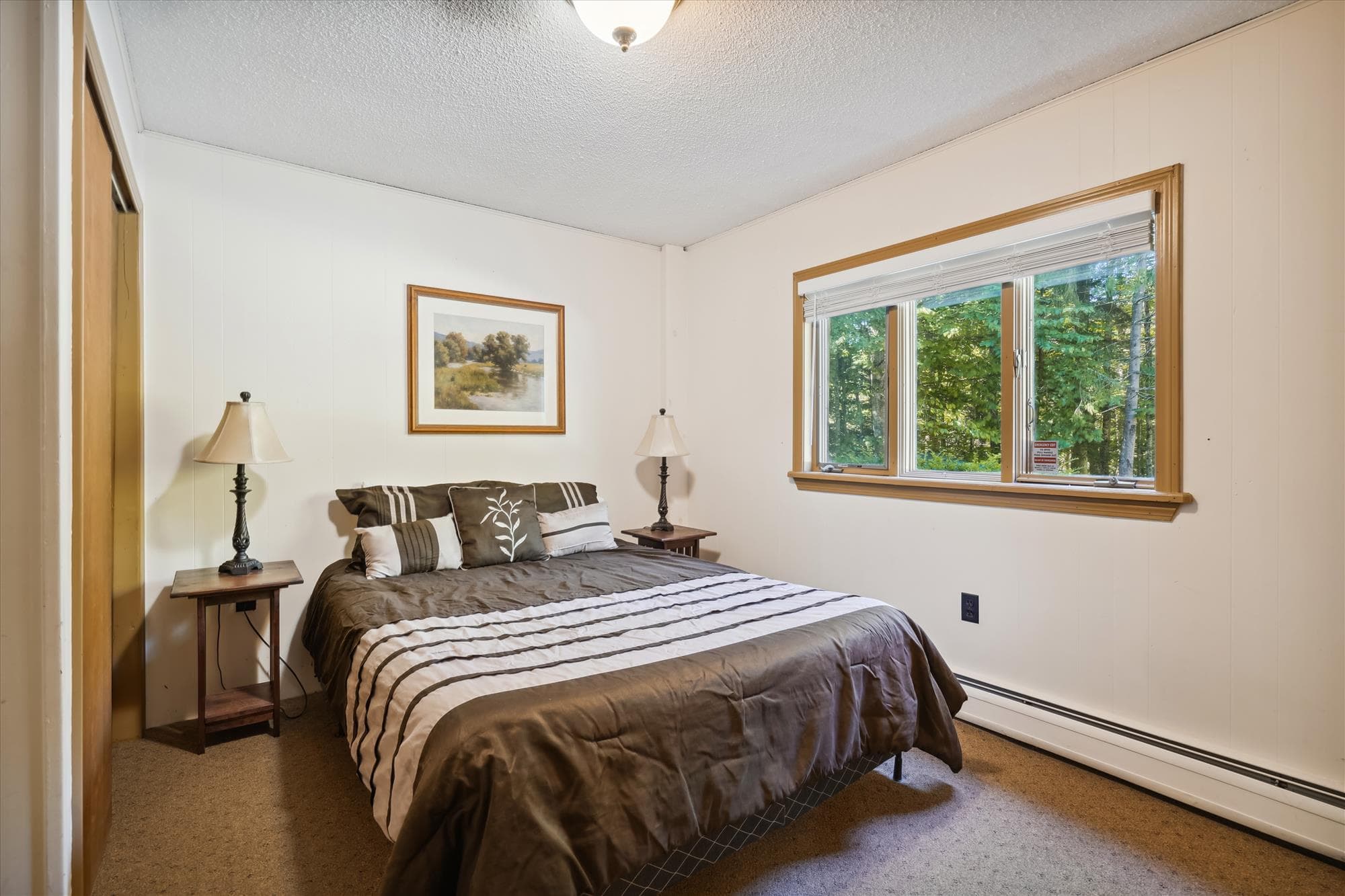 Queen bedroom, entrance level