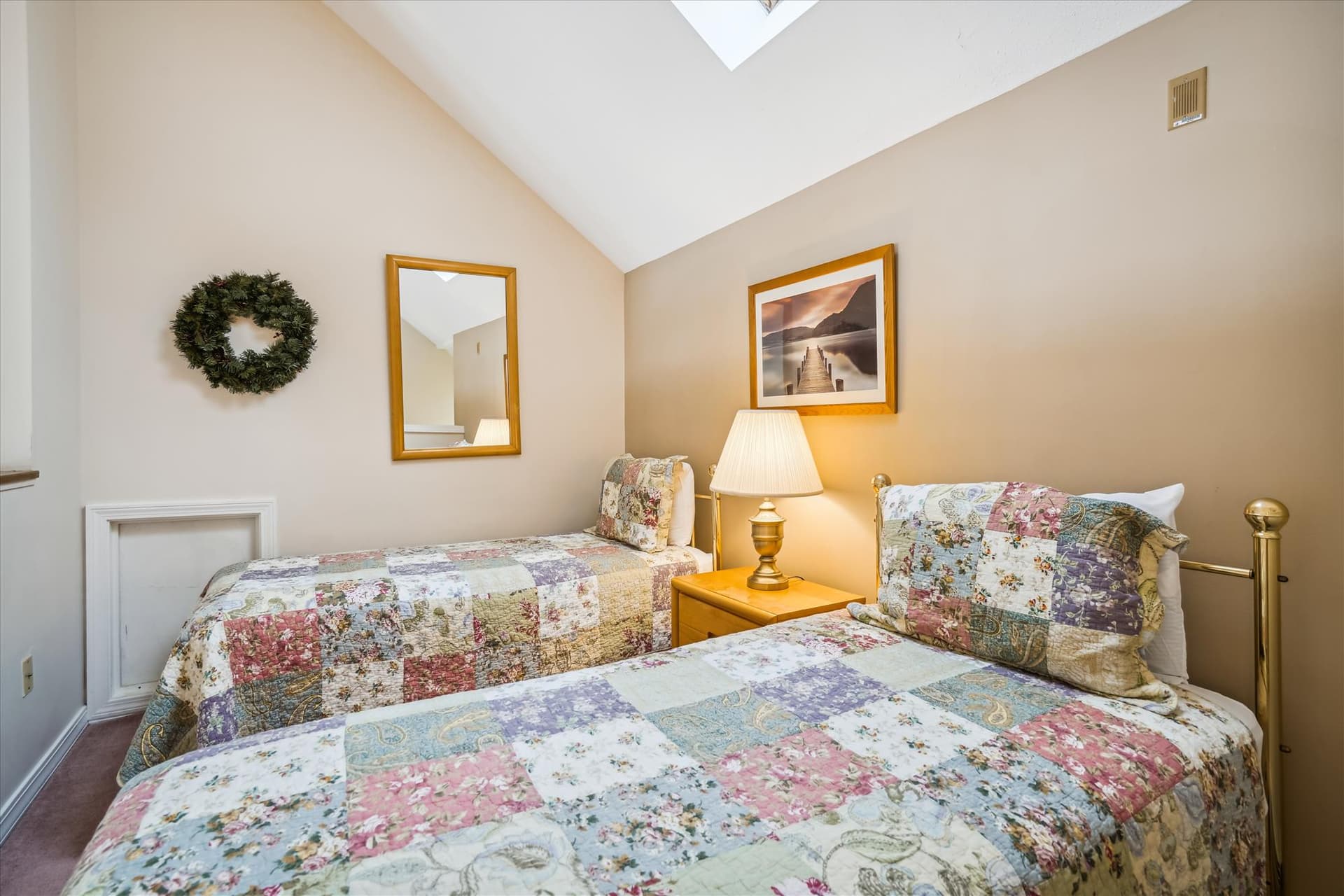 Equipped with 2 twin beds.