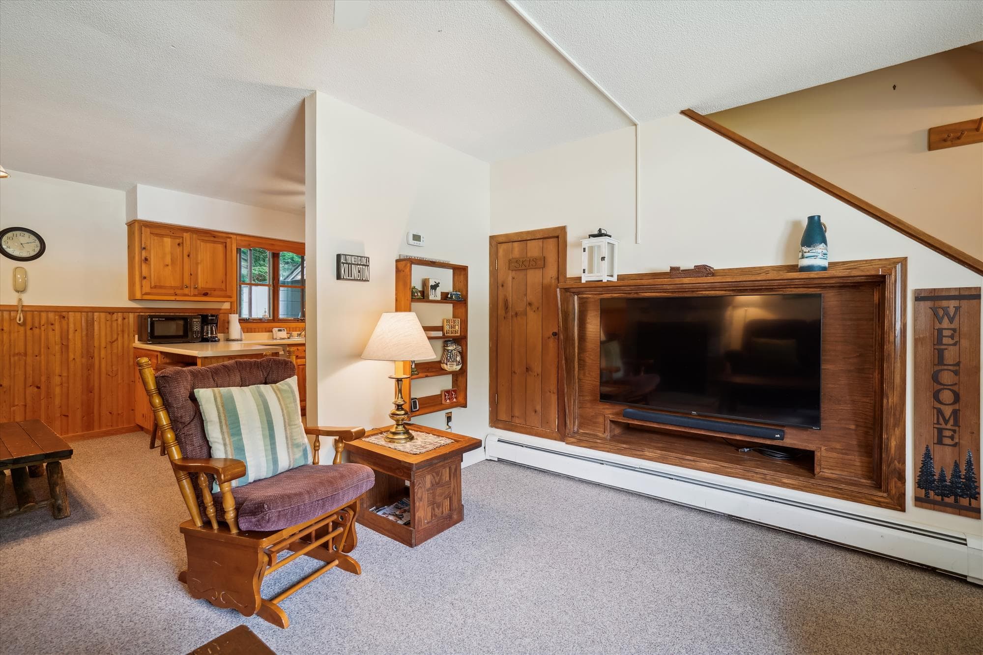 Flat screen tv to watch your favorite programs.