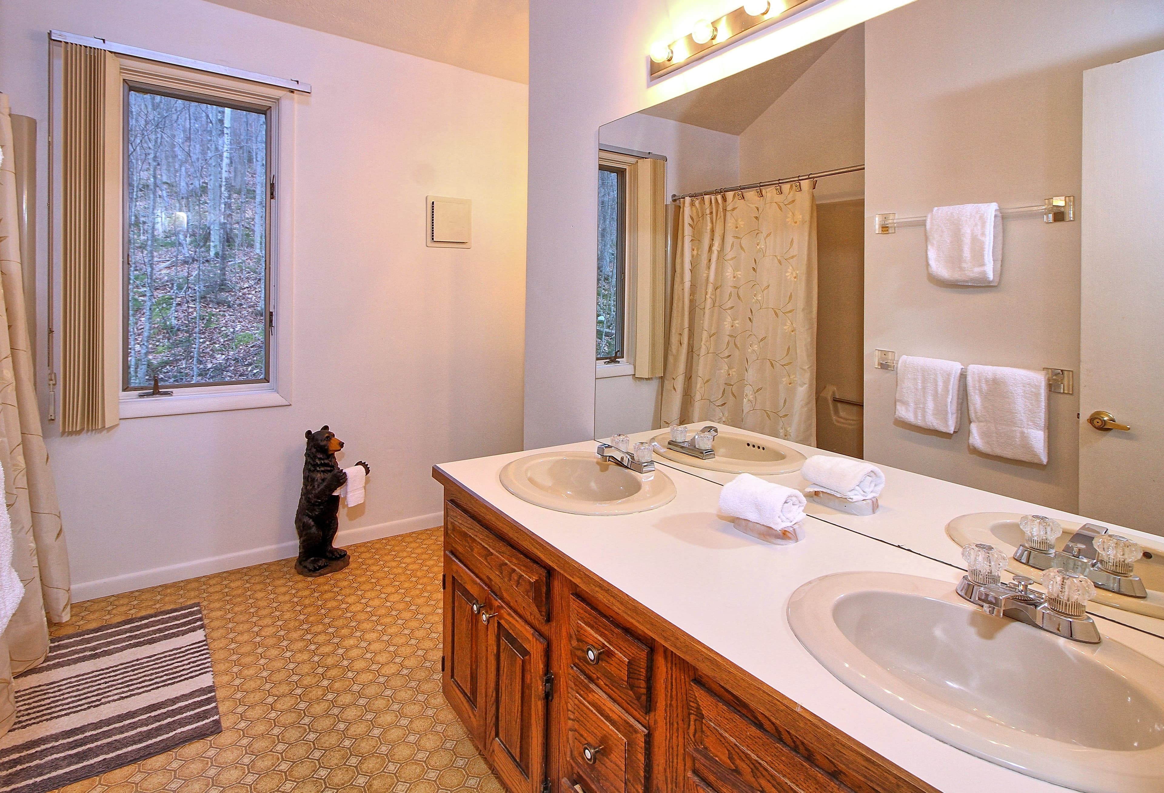 nicely lit full bathroom