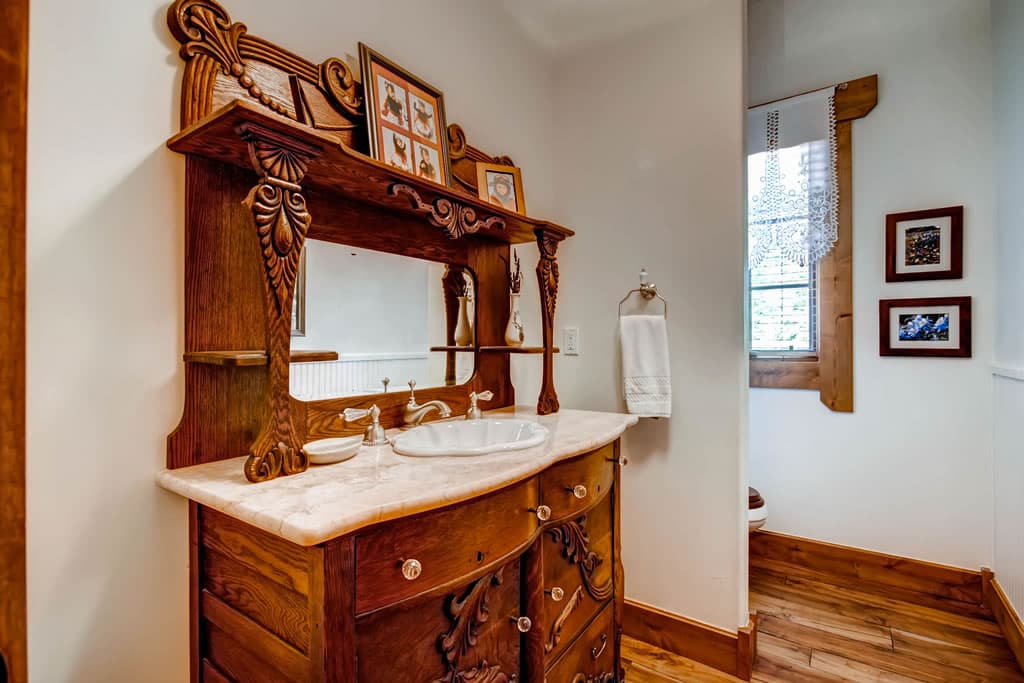 Vanity - Hatari Lodge - Breckenridge Vacation Rental