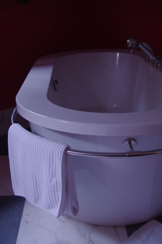 Deep Soaking Bathtub