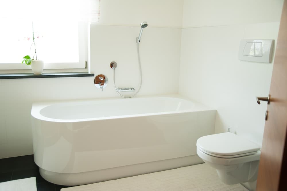 Deep Soaking Bathtub