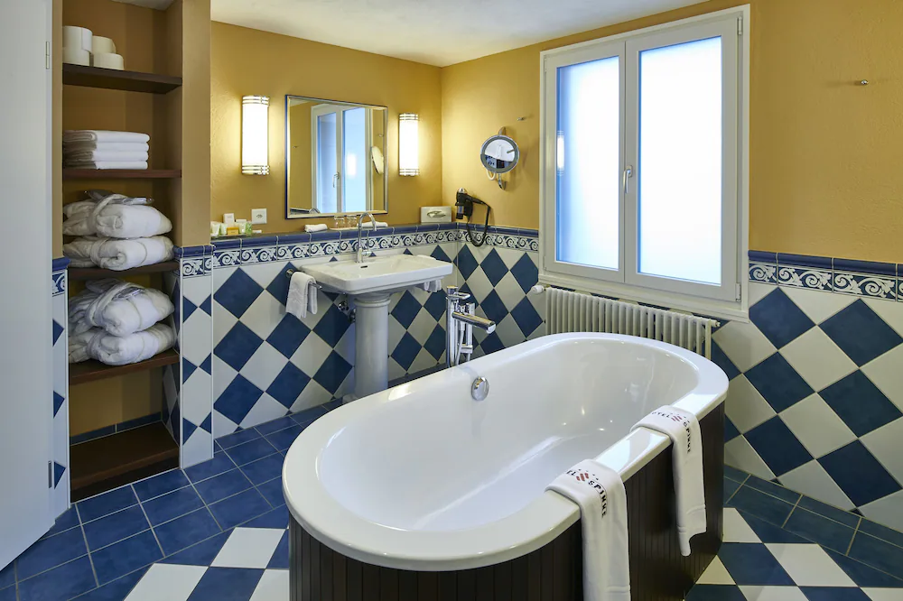Deep soaking bathtub