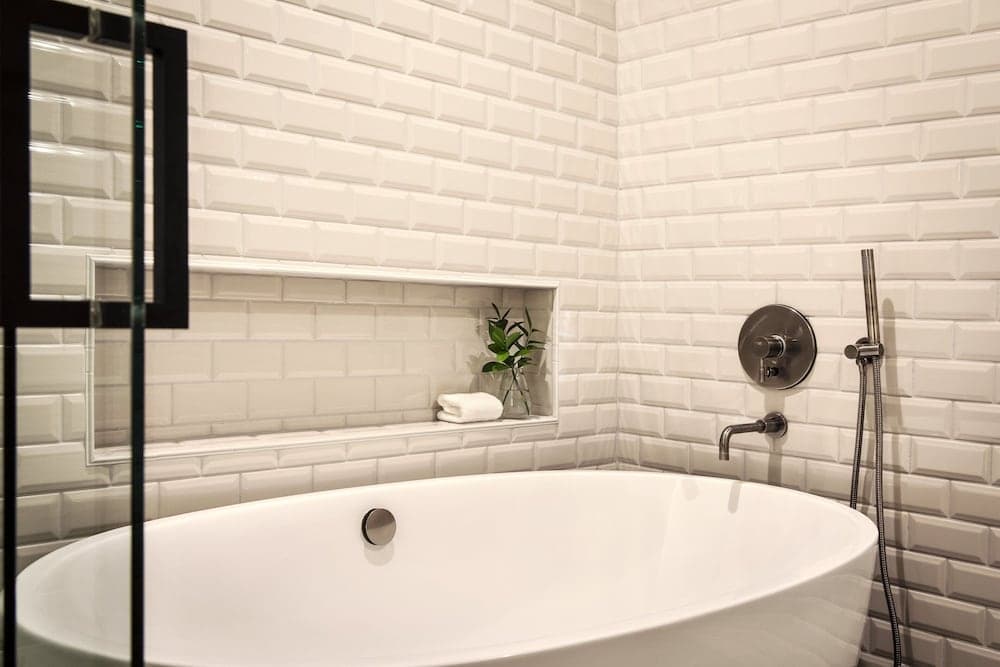 Deep soaking bathtub