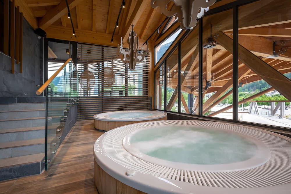 Indoor spa tub