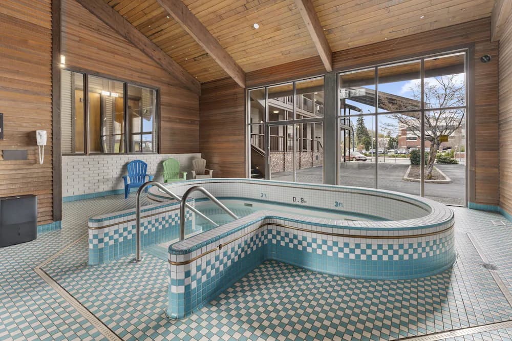 Indoor spa tub