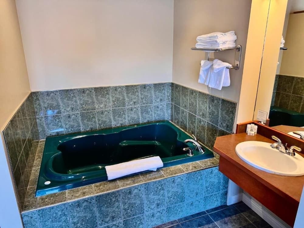 Private spa tub