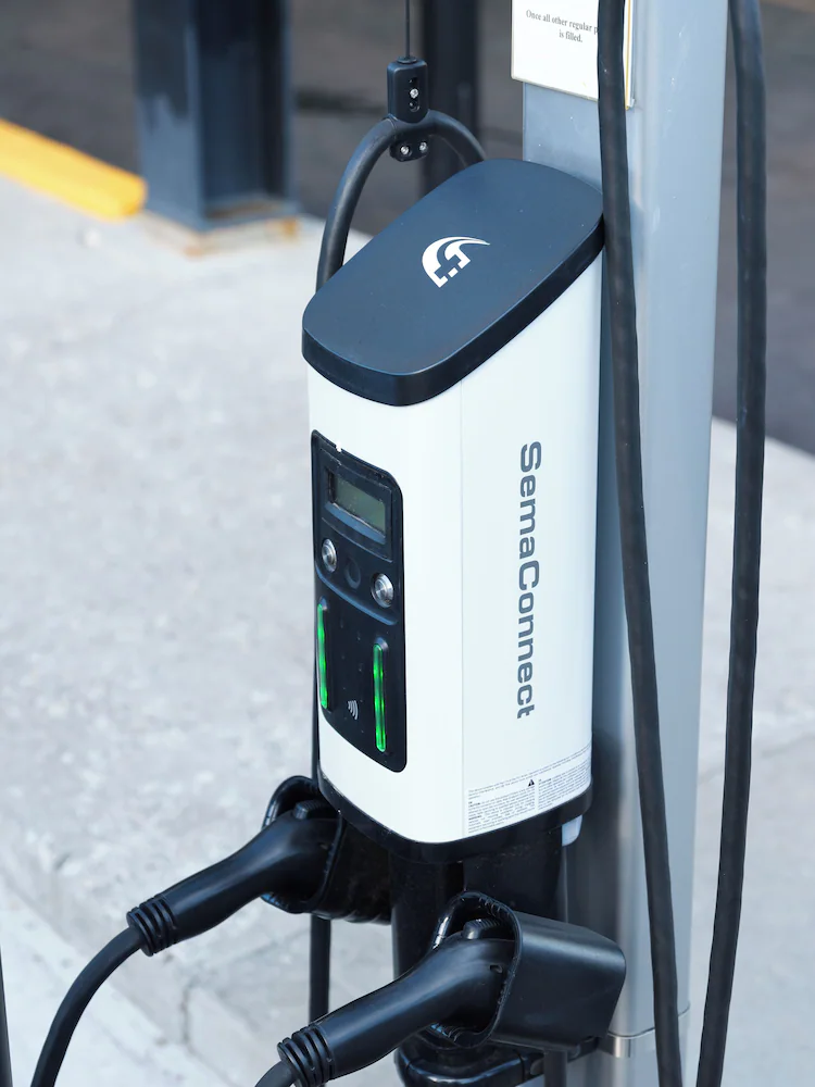 Electric vehicle charging station