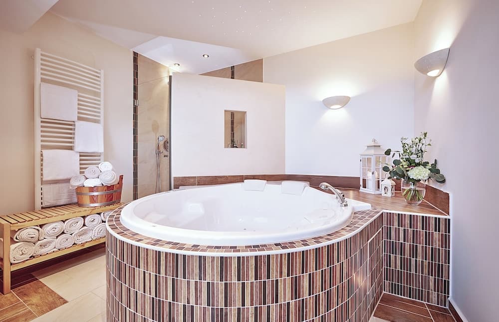 Indoor spa tub