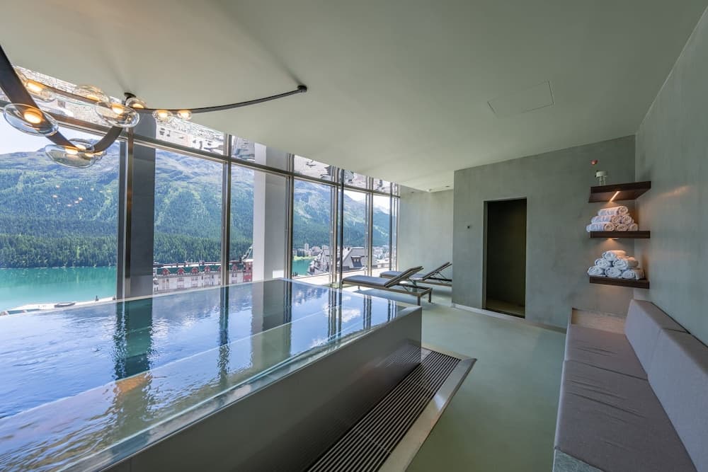 Indoor spa tub