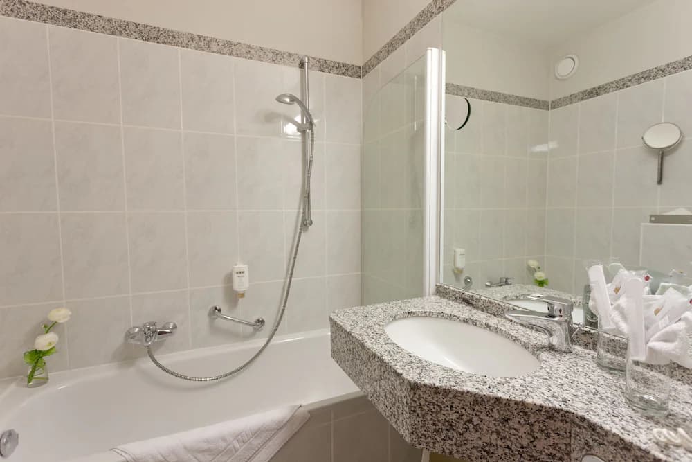 Deep soaking bathtub