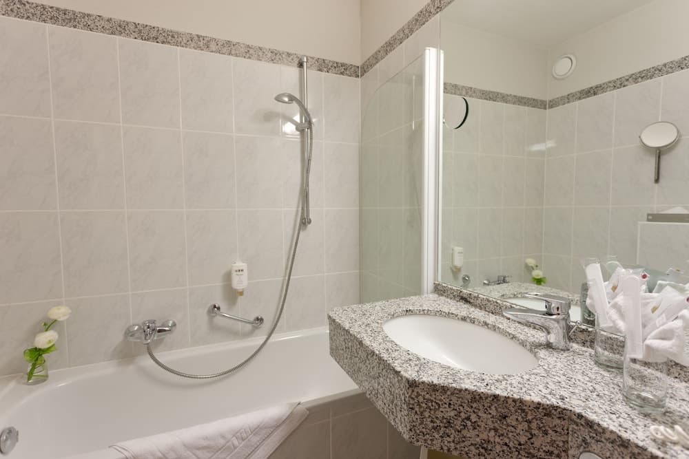 Deep soaking bathtub