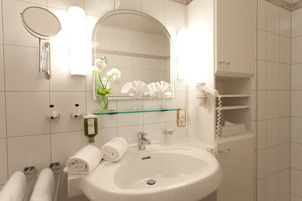 Bathroom sink