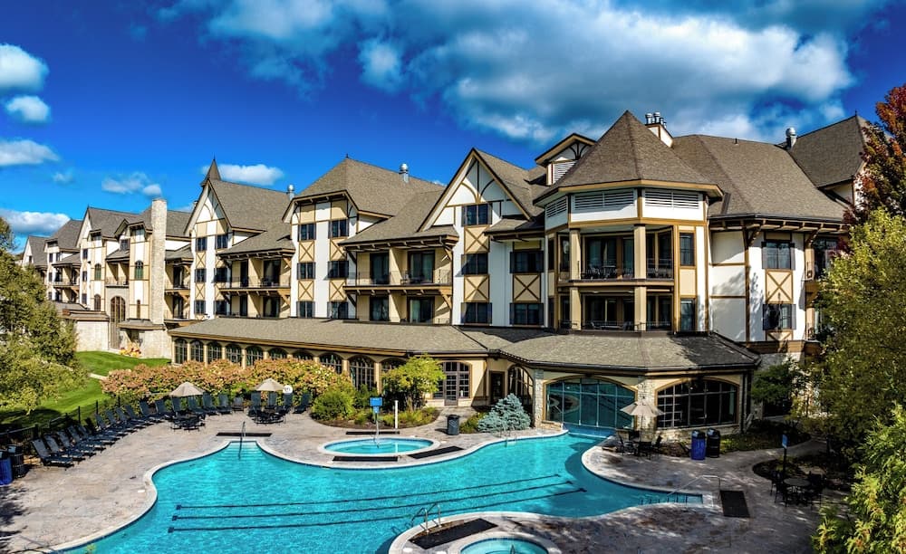 Indoor/outdoor pool