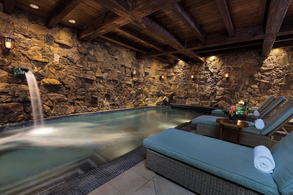 Indoor spa tub