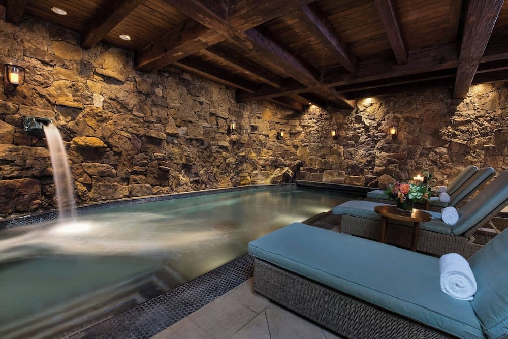 Indoor spa tub