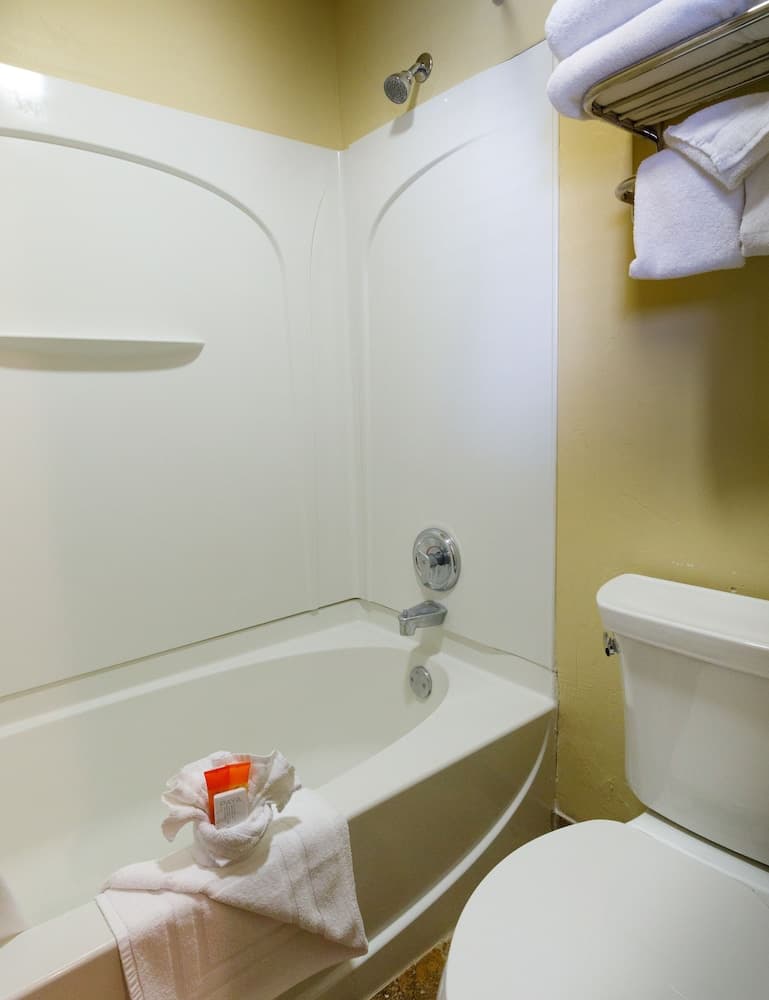 Deep soaking bathtub