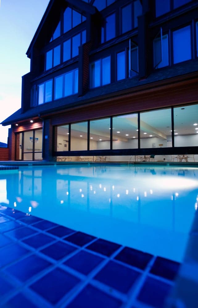 Indoor/outdoor pool