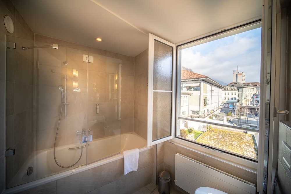 Deep soaking bathtub