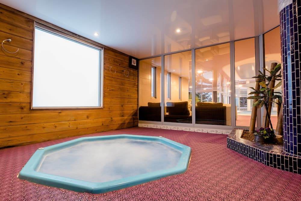 Indoor spa tub