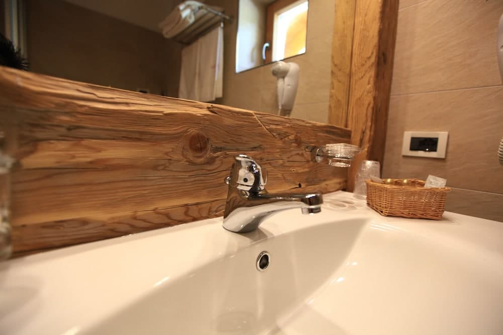 Bathroom sink