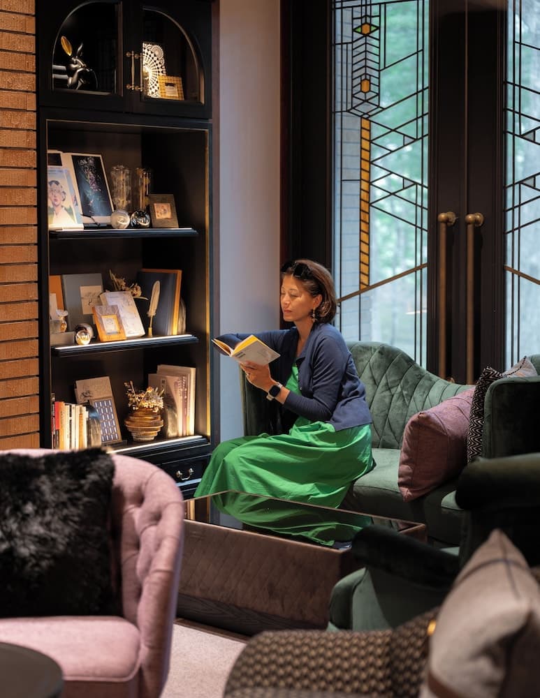 Lobby lounge