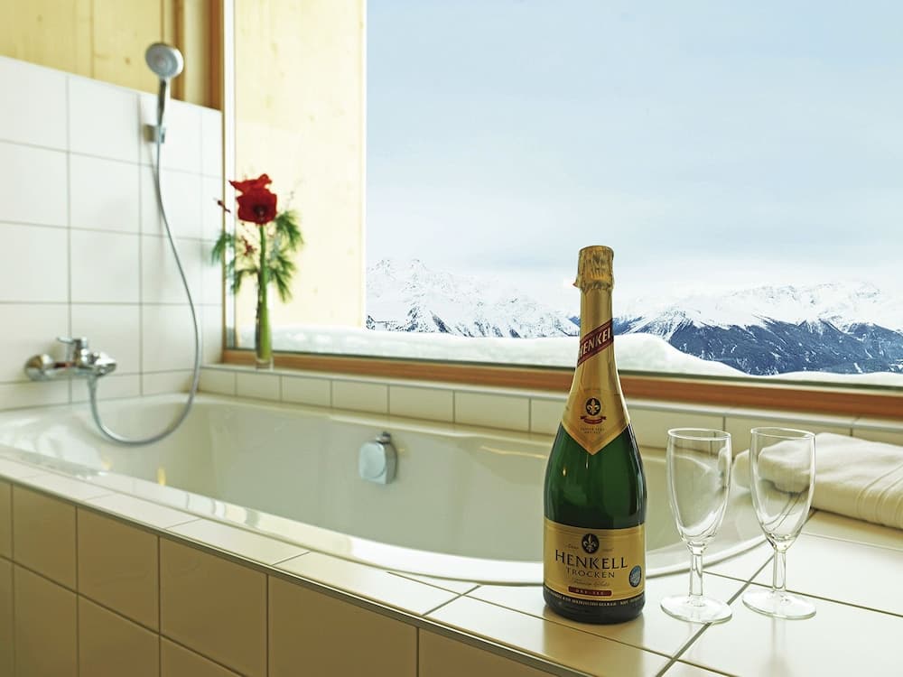Deep soaking bathtub