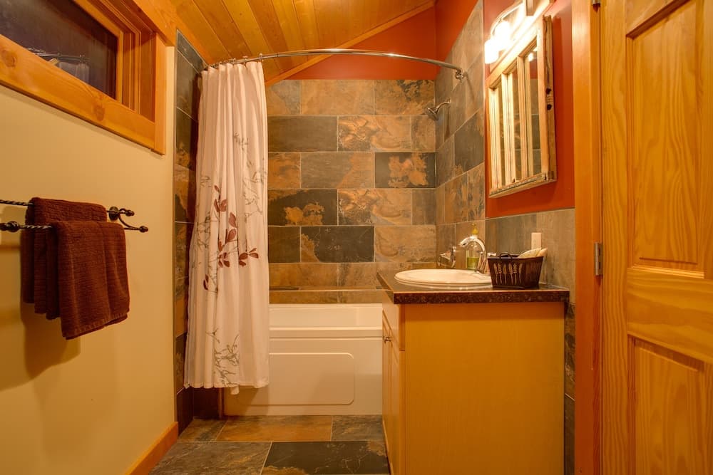 Deep soaking bathtub