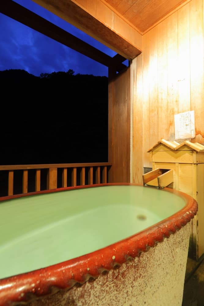 Deep soaking bathtub