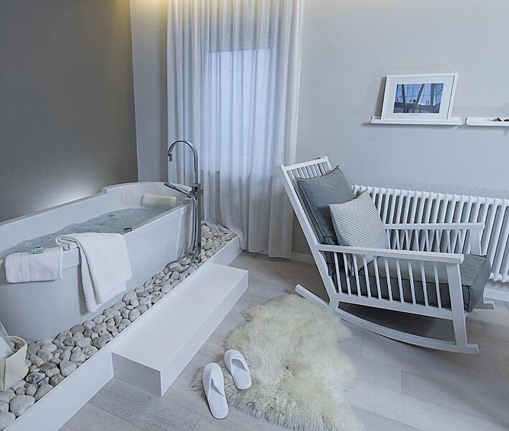 Jetted tub