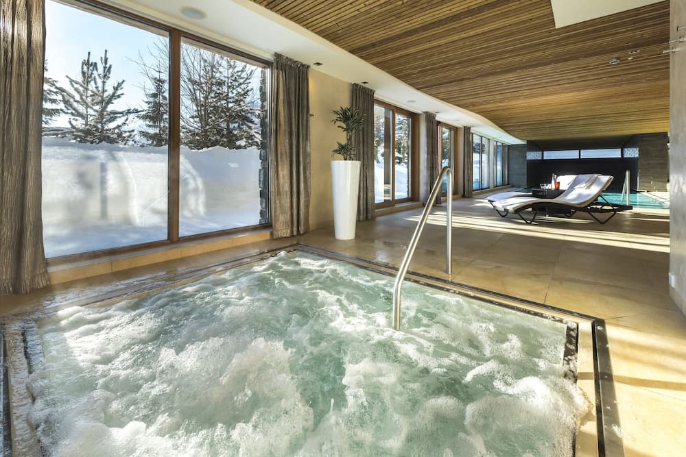Indoor spa tub
