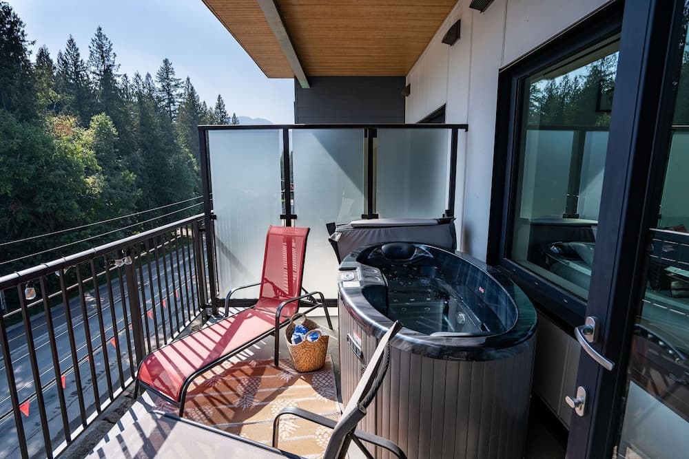 Private spa tub