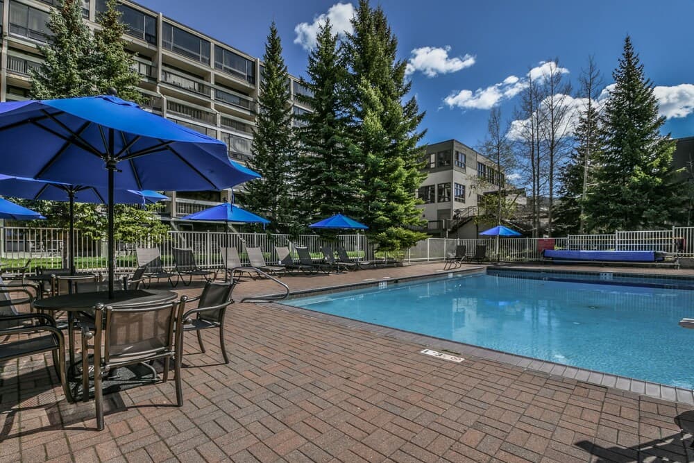 Indoor/outdoor pool