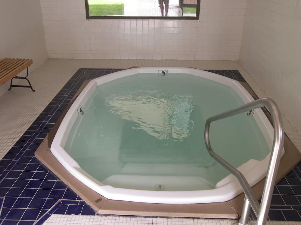 Indoor spa tub