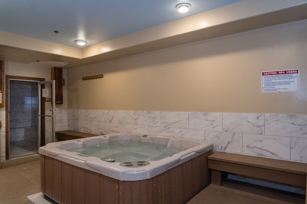Indoor spa tub
