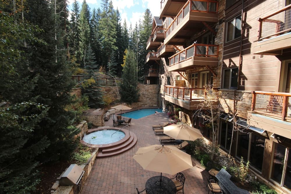 Indoor/outdoor pool