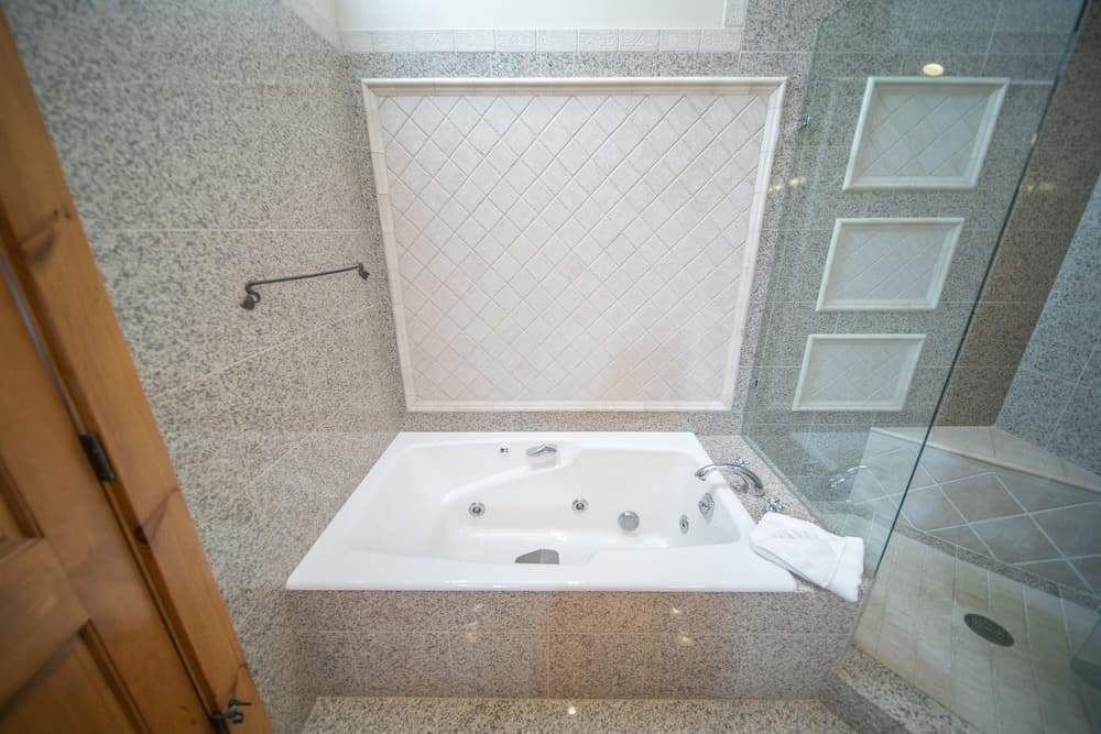 Jetted tub
