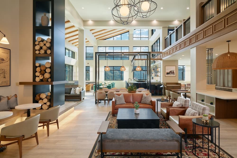 Lobby lounge