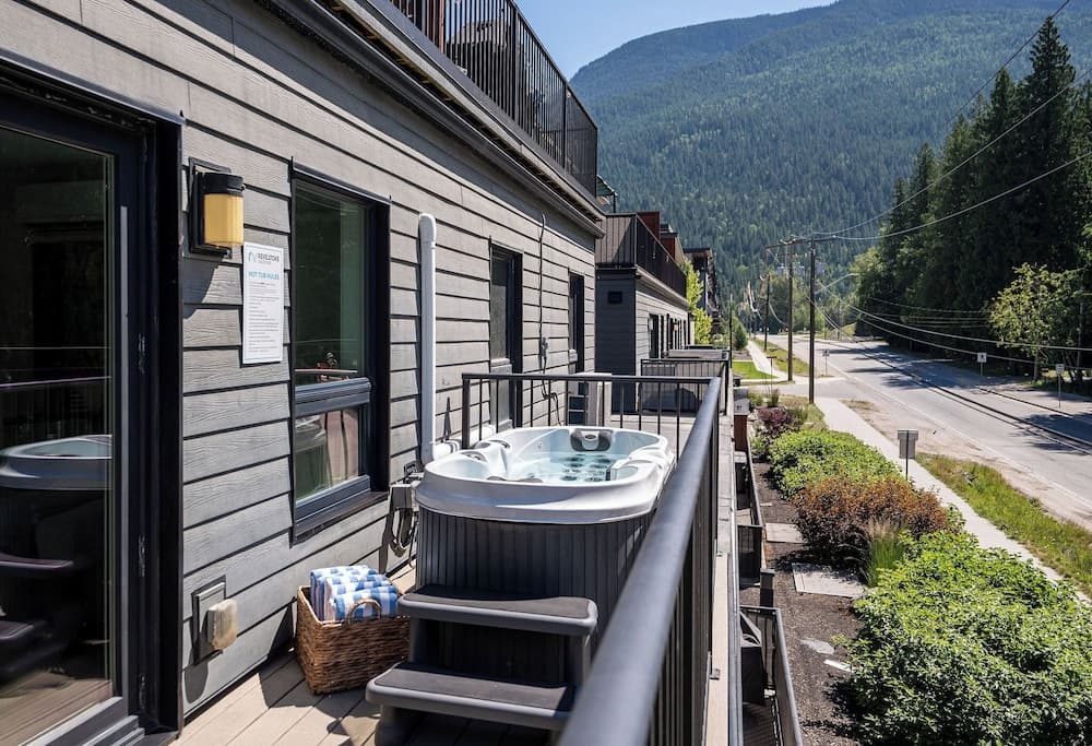 Private spa tub