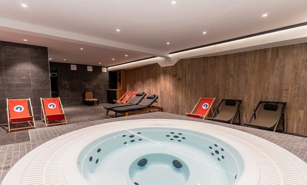 Indoor spa tub