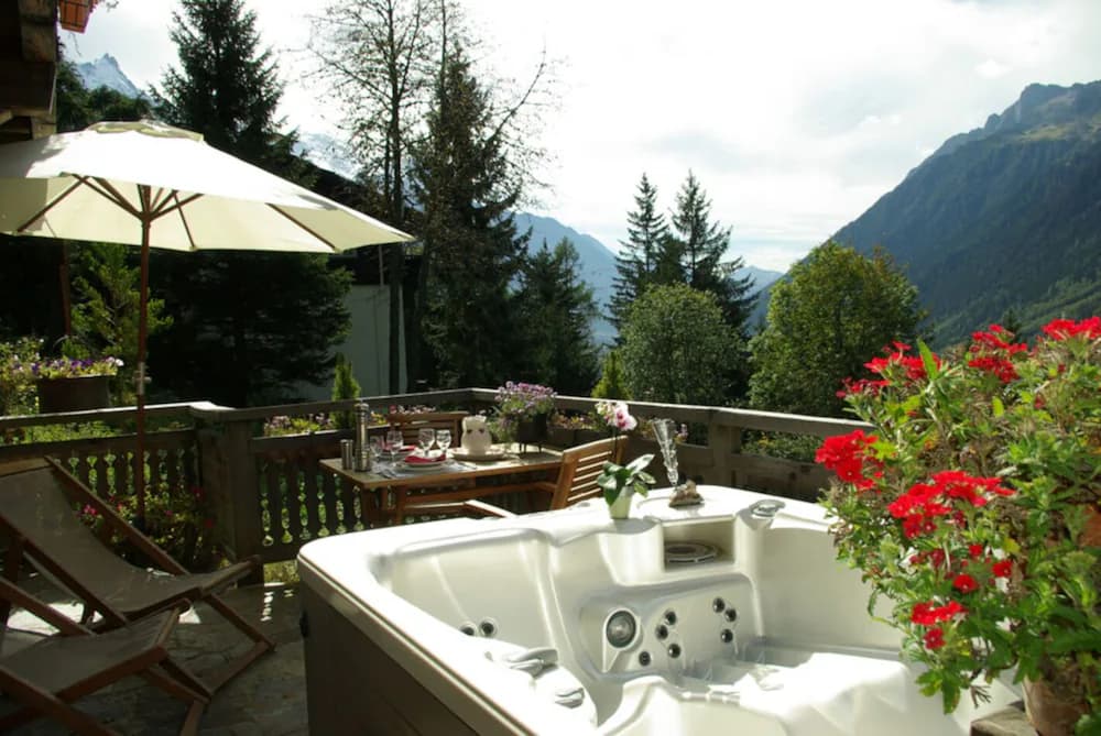 Private spa tub