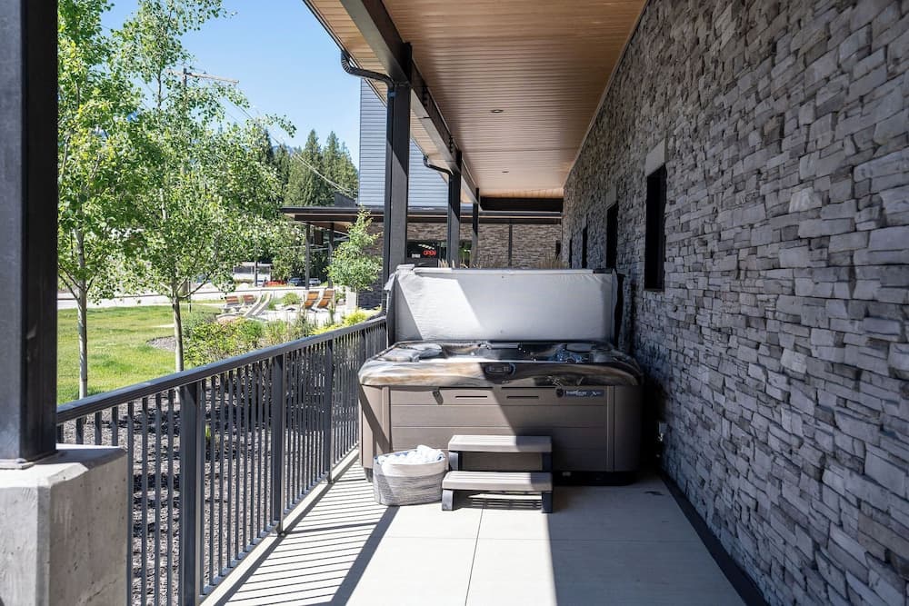 Private spa tub