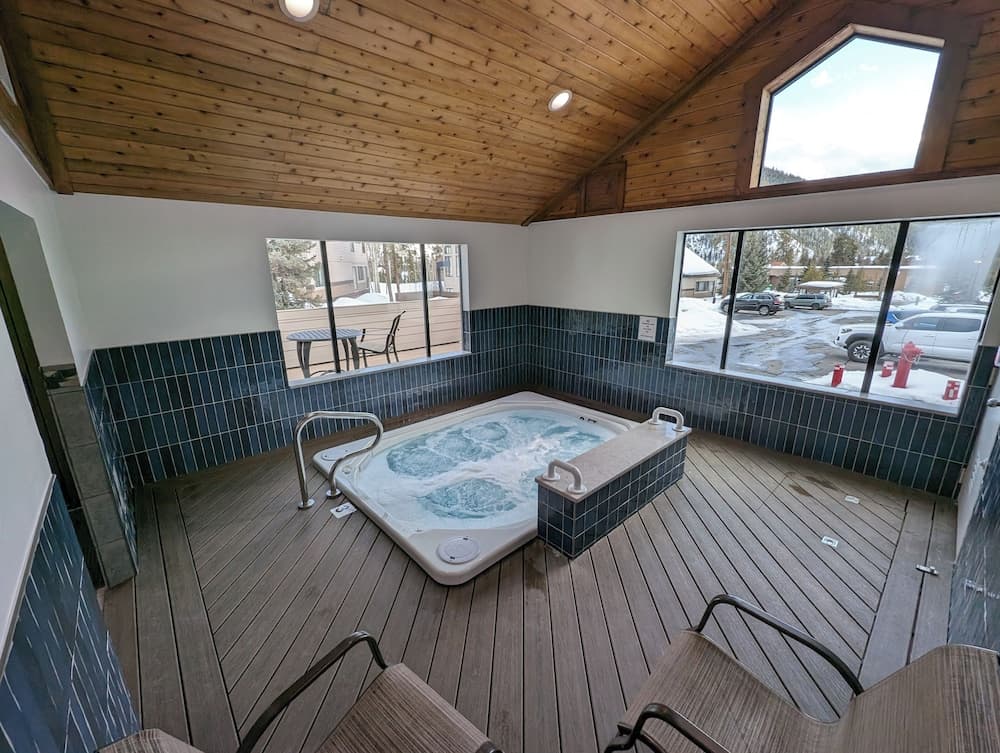 Indoor spa tub