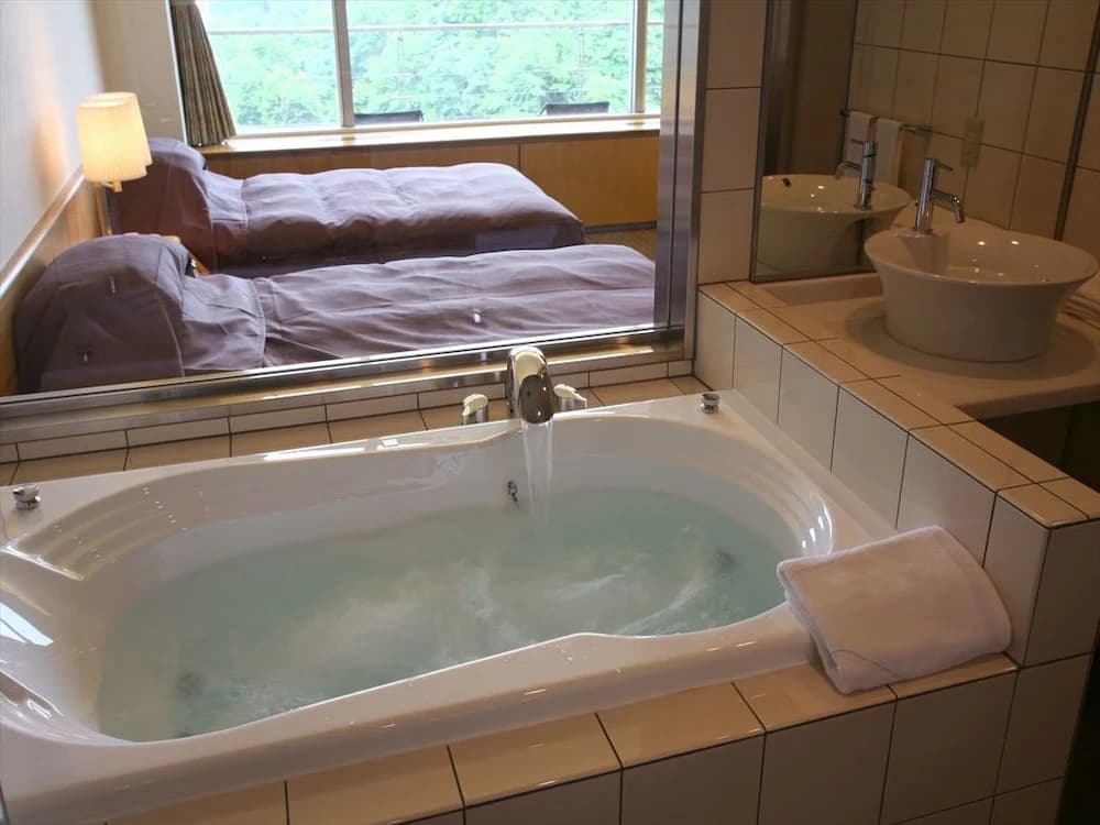 Jetted tub