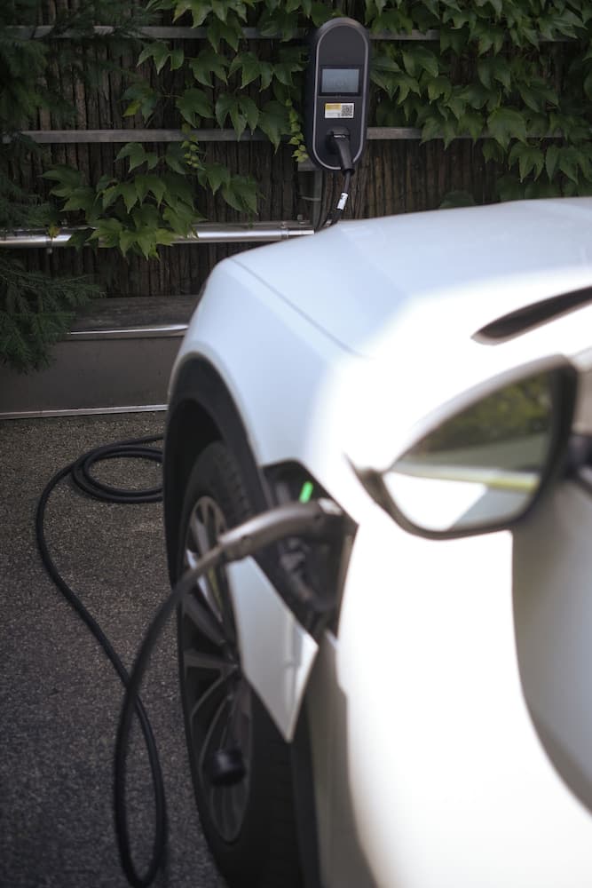 Electric vehicle charging station