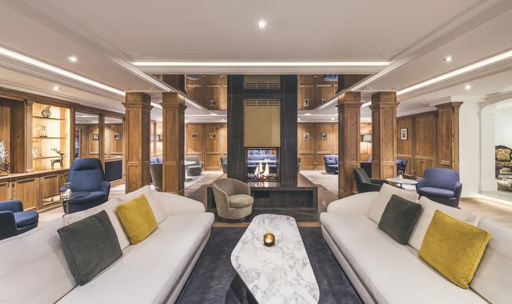 Lobby lounge